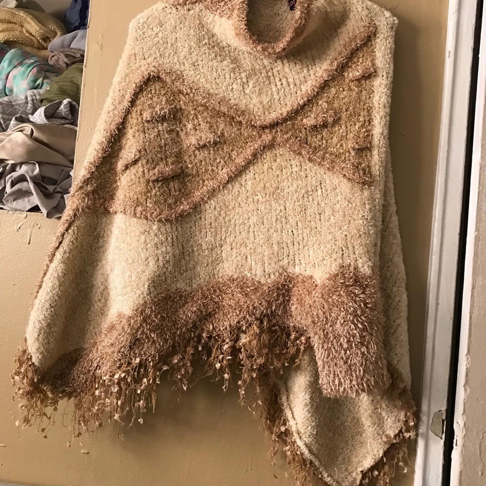 Poncho - Picture 6 of 8